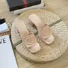 Europese en Amerikaanse zomerslippers sandalen met open tenen dikke hakken one-line pantoffels modieuze vierkante neus dikke zolen snoep plastic transparante jelly sandalen