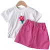 Kläder set sommarflickor kort kjol set blommor vit kort ärm t-shirt halva kjol 2-del mode barns baby korta ärmkläder 230628