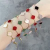 Pulsera de diseñador de flores para mujer pulsera de trébol de cuatro hojas popular rojo verde joyería de la suerte pulsera de encanto famosa mujer adornos de fiesta de noche ZB002