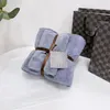 Toalha de banho engrossada de lã coral de marca da moda Toalha de praia de duas peças Toalha absorvente Conjunto macio para casa simples
