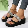 Pantofole da donna 2023 moda estiva fiore di perle suola spessa zeppa morbide scarpe con tacco alto da esterno infradito da spiaggia donna