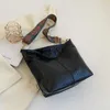 Torby wieczorowe Ike Marti Women Vintage Crossbody Bag Geometryczne paski Hobo Bag 2023 Duża pojemność torba na ramię do pracy torebka szkolna J230630
