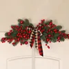 装飾的な花が導かれたクリスマスレッドベリーパインブランチリース人工雪に覆われた正面玄関の花輪壁の花輪クリスマス装飾品