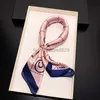 Sciarpa di seta piccola per donna 2023 Nuova stampa Borsa con manico Nastri Sciarpa per testa di moda di marca Piccole sciarpe lunghe e sottili