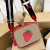 Borse a tracolla alla fragola Borse per fotocamere firmate da donna Borsa di lusso Borsa a tracolla di alta qualità in pelle di design con tracolla femminile 230615