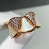 Klusterringar 18K Rose Gold White Fritillaria Multilateral Fan Ring Women's Temperament Cersatile Fashion Skirt smycken