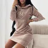 Casual Kleider Herbst Winter Langarm Party Kleid Mode Brief Gedruckt Mit Kapuze Sweatshirt Elegante Samt Frauen Mini