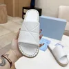 Zapatilla de mujer de tejido de paja de diseñador clásico, sandalia de cuero para vacaciones en la playa, tobogán de baño para interiores y exteriores con tamaño de caja 35-42