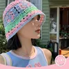 夏のかぎ針編みの編み帽子の女性カワイイ花