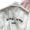 Camiseta feminina plus size de grife listrada com letras femininas charmosa blusa branca rosa tops manga longa deign W57E
