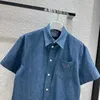 Designer de vestido de duas peças 23 primavera/verão estilo academia letra triângulo micro padrão fino camisa jeans cintura alta conjunto meia saia plissada 075D