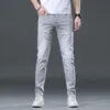 Designer de jeans pour hommes Light Luxury pour hommes 2022 Printemps / Été Thin Fit Pieds Élastique Casual Coréen Haut de gamme Marque Coton Pantalon ZCYA