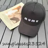 Casquette de baseball Femmes lettre cap Femmes Hommes extérieur Visière d'été Automne chapeau de soleil décontracté noir et blanc couleur classique Chapeau noir