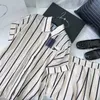 Kvinnors tvådelar Pants Designer 23 Spring/Summer Fashion Letter Triangle Label Polo Collar Contrast Vertical Stripe Shirt Elastic Midje Shorts Set Hcug