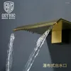 バスルームシンクの蛇口エレガントな滝faucet棚棚盆地水ミキサータップブラシをかぶった金色の壁マウントブラスエルウォッシュベイシン
