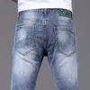 Designer de jeans pour hommes Jeans pour hommes haut de gamme, nouveaux produits de printemps et d'été, petits pieds élastiques ajustés, version coréenne, vêtements pour étudiants à la mode, denim Xintang H7GP