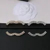 Lyxkvinnor Designer Varumärkesbrev Broscher 18K Guldpläterad inlay Crystal Rhinestone Jewelry Brosch Letters Pearl Pin gifta sig med bröllopsfestgåvor Tillbehör