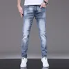 Designer de jeans pour hommes Jeans pour hommes haut de gamme, nouveaux produits de printemps et d'été, petits pieds élastiques ajustés, version coréenne, vêtements pour étudiants à la mode, denim Xintang H7GP