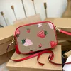 strawberry Axelväskor Dam designer kameraväskor Lyx Handväska Högkvalitativ Tote Läder Designer Crossbody Messenger Portmonnä för kvinnor 230615