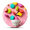 Wandklokken Kleurrijke Macaron Dessert Gedrukt Acryl Opknoping Klok Met Roze Achtergrond Meisjeskamer Decor Horloge Zoet Eten Design