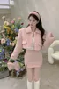 Arbeitskleider Mädchen Rosa Anzug Lammhaar verdickter Mantel Damen Winter 2023 Hochwertige kurze Strickjacke Top Minirock Zweiteiliges Set