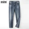 Jeans masculino designer leve luxo verão novo high-end elástico macio resistente cor de lavagem ajuste fino pequeno perna reta calça casual pcrh