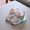 Sandálias esportivas de verão ao ar livre para crianças fofas desenhos animados Air Mesh antiderrapante esportes luz LED moda meninos meninas tênis sapatos 230630