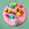 Wandklokken Kleurrijke Macaron Dessert Gedrukt Acryl Opknoping Klok Met Roze Achtergrond Meisjeskamer Decor Horloge Zoet Eten Design