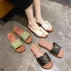 2023 Kvinnliga mjuka solade tofflor inomhus lugnt badrum icke-halkutom utomhus personlighet fritid mode vackra strandspel sandaler