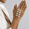 Braccialetti con ciondoli Braccialetto di perle imitazione irregolare creativo per le donne Accessori da polso da donna alla moda alla moda Vendita diretta all'ingrosso di gioielli