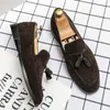 Zapatos de cuero de gamuza de diseño de marca para hombre, mocasines con borlas moradas, mocasines puntiagudos para hombre, zapatos de vestir sociales informales sin cordones Vintage para hombre 1AA60