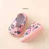 Första vandrare födda Baby Boy Girl Light Shoes Toddler Cartoon Strawberry Sneaker Anti Slip Rubber Soles Walker Spädbarn Golvför Försparkare