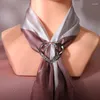 Broscher 1/2st T-shirt hjärta halsduk kristall siden spänne brosch sjal ringklipp halsdukar fäster knutna knappstift tillbehör