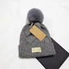 Berretto invernale lavorato a maglia alla moda per donna Designer Flanging Berretti tinta unita Cappello invernale caldo con pom pom incrociato