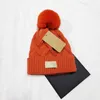 Berretto invernale lavorato a maglia alla moda per donna Designer Flanging Berretti tinta unita Cappello invernale caldo con pom pom incrociato