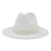 2020 Vrouwen Brede Rand Imitatie Wolvilt Fedora Hoeden Mode Kerk Party Vrouwelijke Jurk Hoed Parel Lint Decor Witte Hat229P