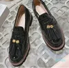 Loafer ayakkabıları Bu ayakkabı, klasik basit atmosferin asaletini vurgulamak için parlak deri kullanıyor Çok yönlü tanınmış marka mokasenler