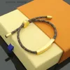 Gioielli di design Braccialetti con ciondoli di lusso di alta qualità Lettera in oro 18 carati V Braccialetti con blocchi in pelle presbiopia per bijoux da donna da uomo Gioielli Confezione originale