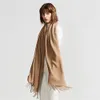 Designer Women Cashmere Scarf Full Letter Printed Scarves Man Soft Touch Warm Wraps With Tags Autumn Winter Long Shawls 23 Färger är valfria