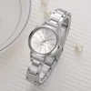 Horloges Dames Luxe quartz horloge Stalen band Eenvoudige cijfers Polshorloges Mode Vrije tijd Bijpassend cadeau-polshorloge