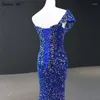 Robes de soirée Dubaï Royal Blue Une épaule Soirée 2023 Paillettes Sparkle Sexy Sirène Robe formelle Serene Hill HM67111