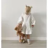 Robes d'automne en coton et lin pour petites filles, tenue blanche, col haut, à volants, manches bulles