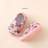 Första vandrare födda Baby Boy Girl Light Shoes Toddler Cartoon Strawberry Sneaker Anti Slip Rubber Soles Walker Spädbarn Golvför Försparkare