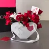Cadeau cadeau en forme de coeur Saint-Valentin impression bouquet emballage carton fleurs roses vacances papier d'emballage portable boîte trapézoïdale