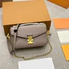 Luis Vuittons Bag lvse Louiseviution Love Chian Badge Designer Bags Women Under Arm Cross Body Chain Furse Leather Strap Big Letter Luxurys Square Bag 23091