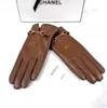 5本の指の手袋革のシープスキンレディースレディースウォームプラスベルベットボタンマルチカラーファーボールアウトドアスポーツウォームウィンターズ661
