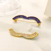 Lyxkvinnor Designer Brand Letter Brosches 18K Guldpläterad inlay Crystal Rhinestone Jewelry Back Tag Letter Brosch Pin Män