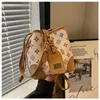 Crossbody Bucket for Women 2023 New Fashion Super Hot Pendling High Quality and Small Style Old Flower One Shoulder Vegetabilisk korgväska Inventory 399