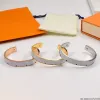 2023 Joyería de moda Nueva llegada Venta caliente Clásico Redondo Marrón PU Pulsera de cuero Pulsera de cadena de oro para hombre con cerradura de metal Pulseras con dijes en la cabeza en caja de regalo al por menor