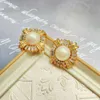 Réplique de niche de perles médiévale avec marguerite douce incrustée dans de petites boucles d'oreilles de célébrité de style parfumé